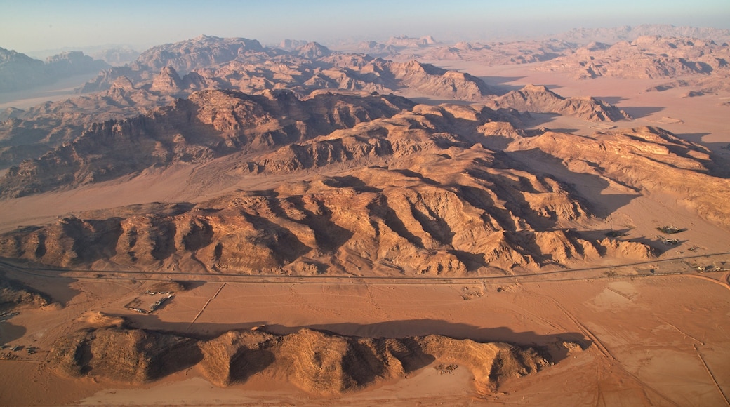 Wadi Rum som inkluderer landskap, kløft eller juv og ørkenutsikt