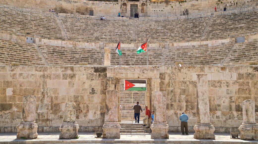 Théâtre antique d\'Amman montrant patrimoine architectural et scènes de théâtre aussi bien que petit groupe de personnes