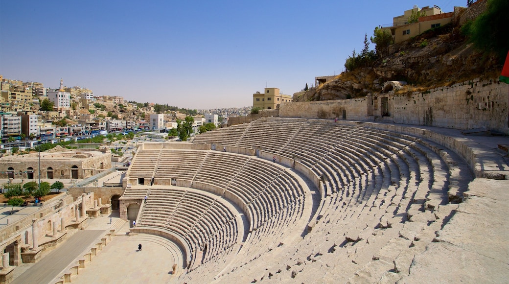 Teatro romano de Amán mostrando escenas de teatro y patrimonio de arquitectura
