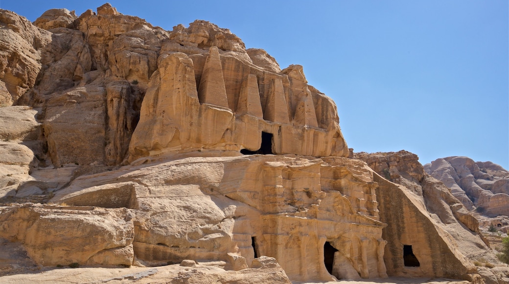 Tumba dos Obeliscos mostrando um desfiladeiro ou canyon e elementos de patrimônio