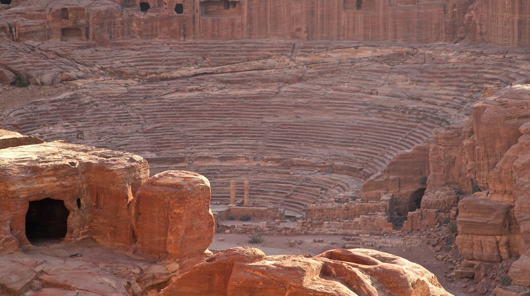 Teatro di Nabatean che include oggetti d\'epoca e rovine di un edificio