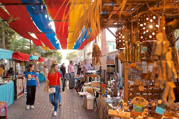 Souk Jara montrant marchés aussi bien que petit groupe de personnes