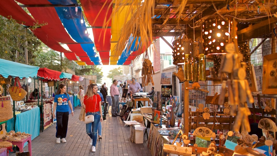 Souk Jara som viser markeder såvel som en lille gruppe mennesker