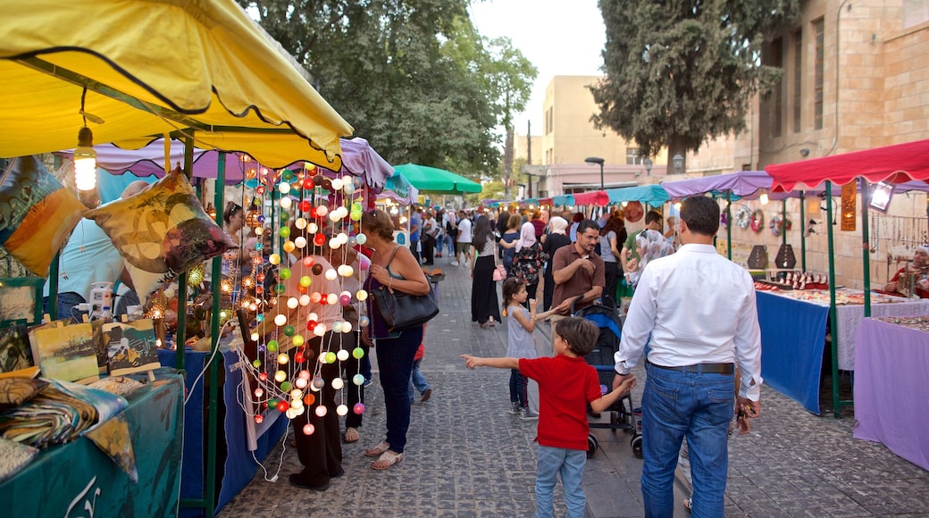 Souk Jara showing markets as well as a family