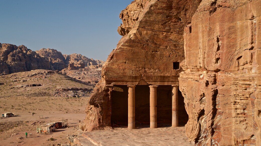 Wadi Musá ofreciendo un barranco o cañón y elementos del patrimonio