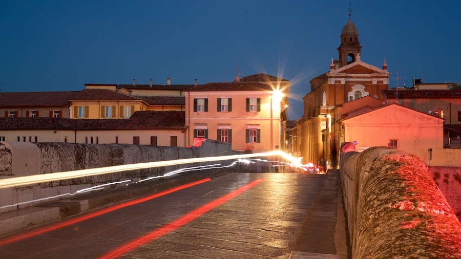 Ponte di Tiberio qui includes pont, petite ville ou village et scĂšnes de nuit