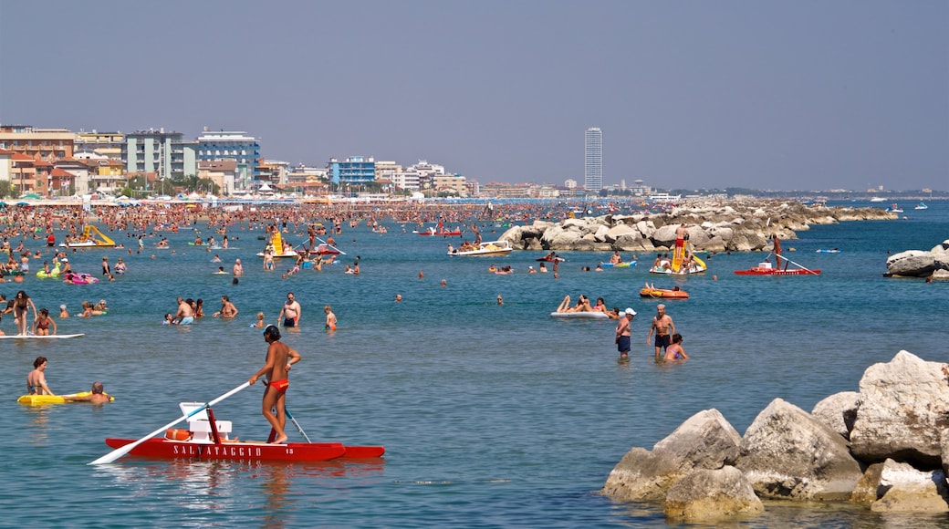 Bellaria-Igea Marina mostrando nuoto, vista della costa e località costiera