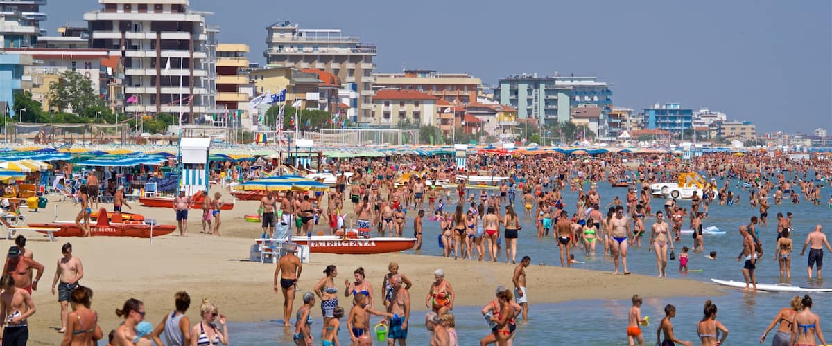 Bellaria-Igea Marina ofreciendo vistas generales de la costa, una ciudad costera y natación