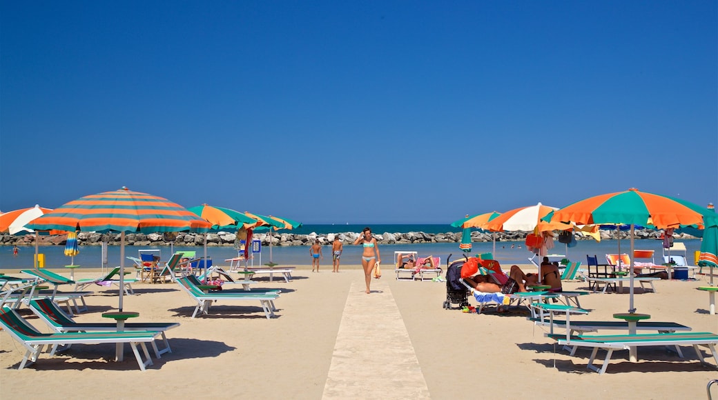 Viserbella das einen allgemeine Küstenansicht und Sandstrand sowie einzelne Frau