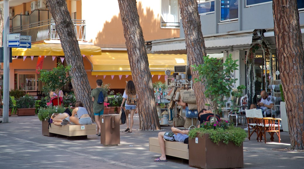 Riccione cosi come un piccolo gruppo di persone