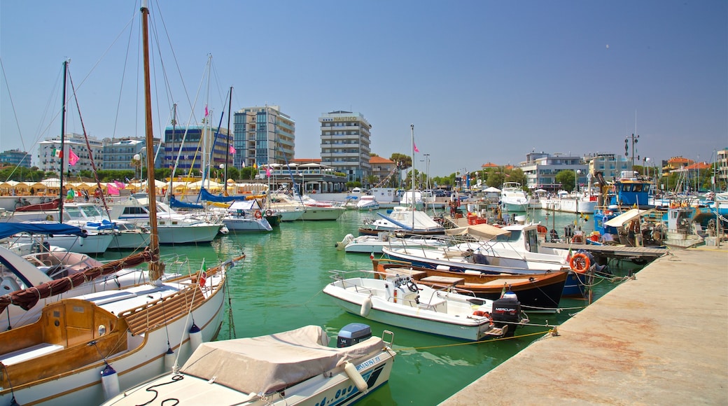 Riccione som inkluderar en hamn eller havsbukt