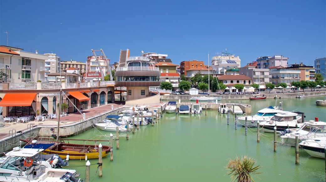 Cattolica que incluye una bahía o un puerto y una ciudad costera