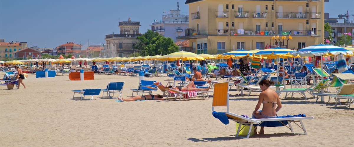 Viserbella mit einem allgemeine Küstenansicht und Sandstrand sowie einzelne Frau