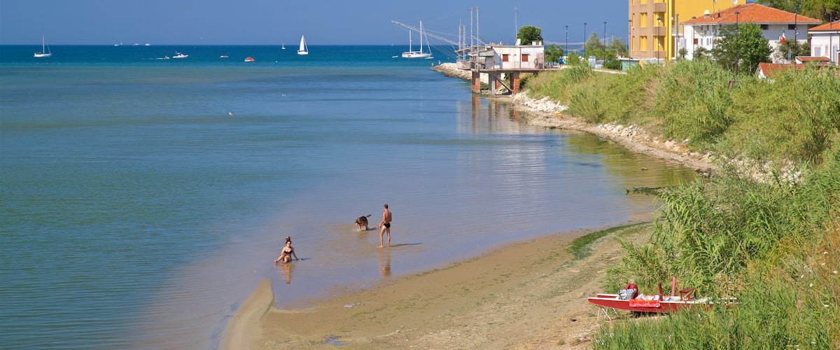 Rivabella caratteristiche di nuoto e vista della costa cosi come coppia