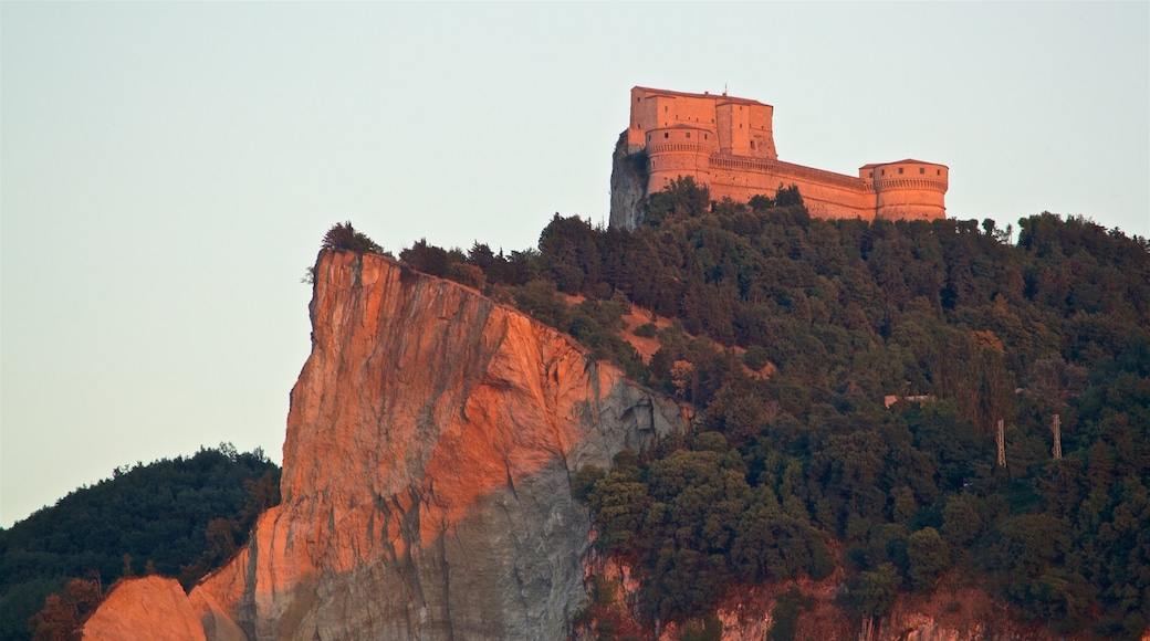 San Leo mit einem Schlucht oder Canyon und Geschichtliches