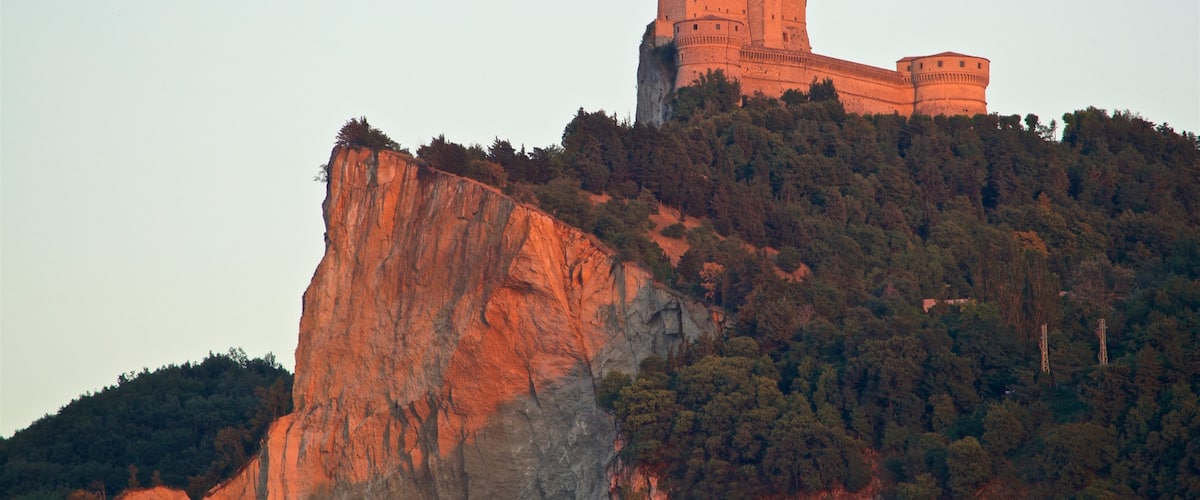 San Leo che include gola o canyon e oggetti d\'epoca