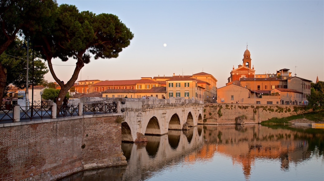 Ponte di Tiberio qui includes rivière ou ruisseau, pont et coucher de soleil