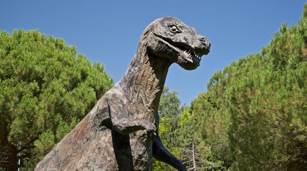 Parco del Gelso showing outdoor art and a garden