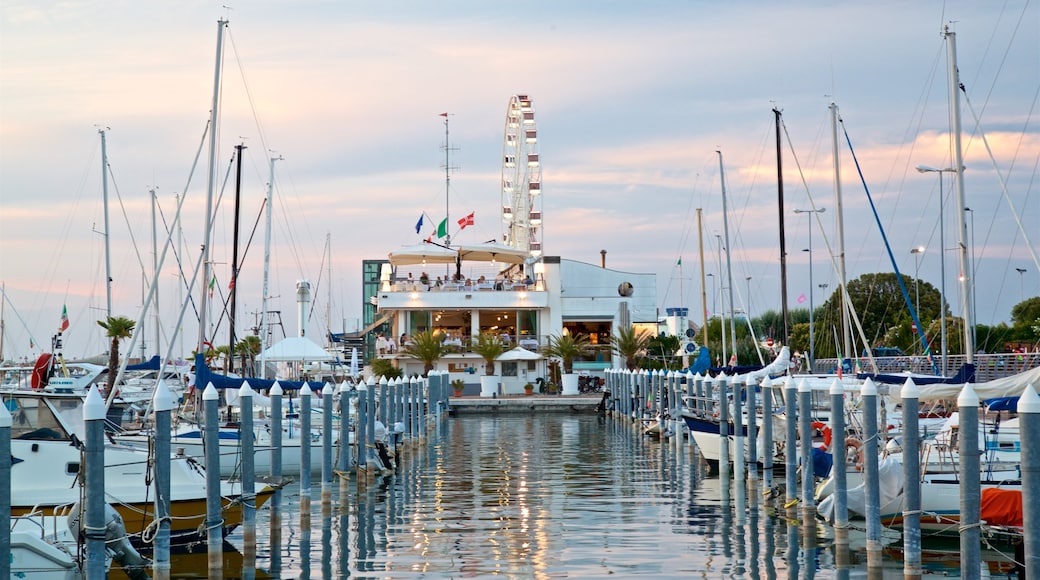 Noria Ferris de Rímini que incluye una puesta de sol y una bahía o puerto