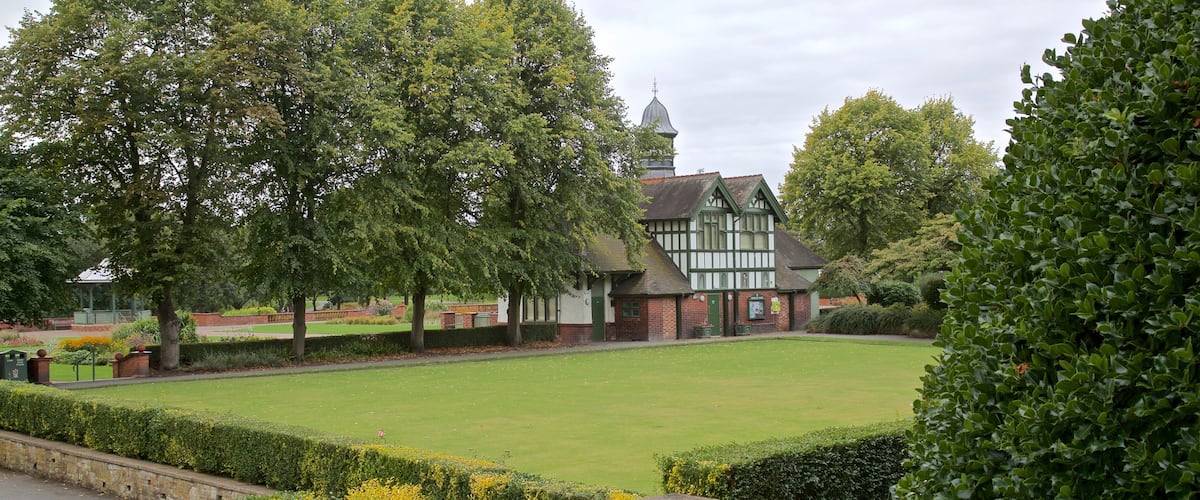 Burslem Park featuring a house and a park