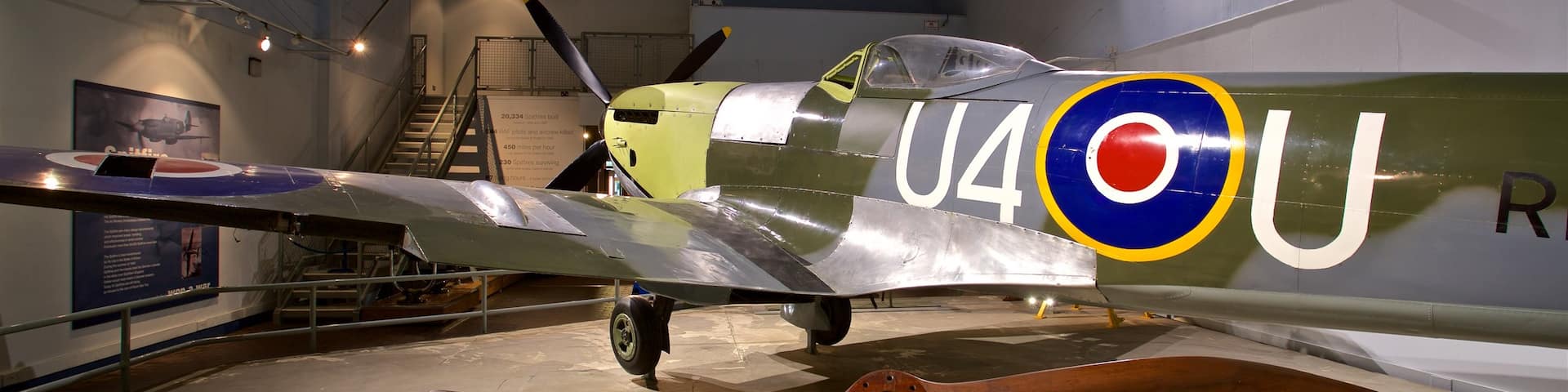 ハンリー ポタリーズ博物館 フィーチャー 航空機 と 屋内の眺め