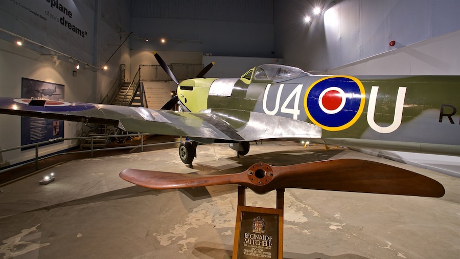 Hanley Potteries Museum montrant avion et vues intérieures