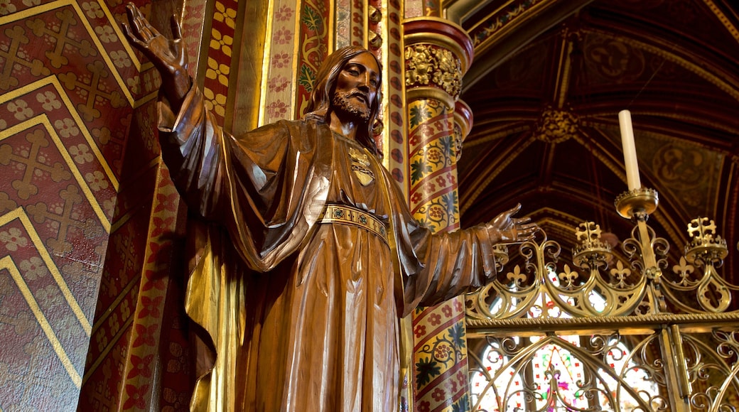 St Giles Catholic Church che include statua o scultura, oggetti d\'epoca e elementi religiosi