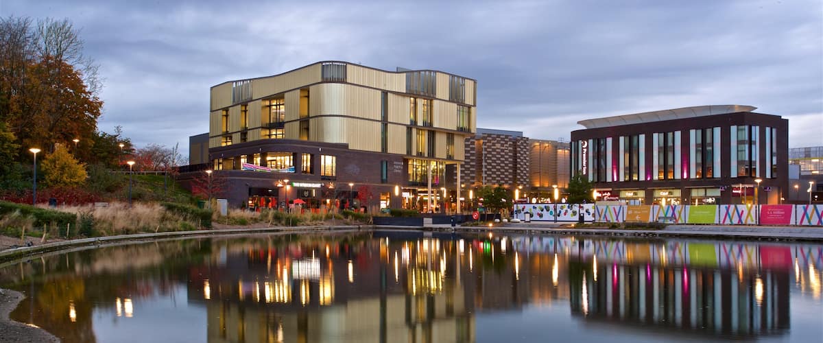 Telford ofreciendo una ciudad, escenas nocturnas y un lago o abrevadero