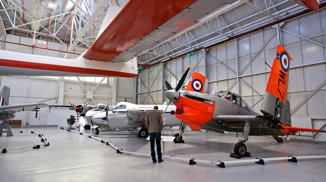 Cosford Royal Air Force Museum som visar flygplan och interiörer såväl som en man