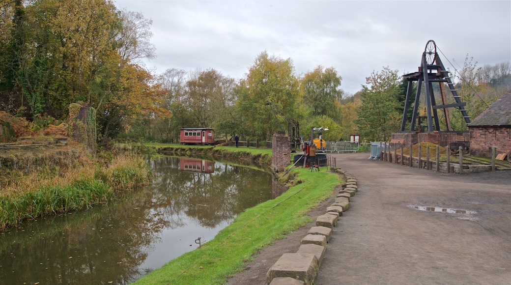 Museo al aire libre Blists Hill ofreciendo una pequeña ciudad o aldea y un río o arroyo