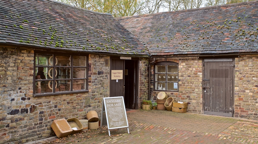 Coalport porselensmuseum fasiliteter samt skilt og liten by eller landsby