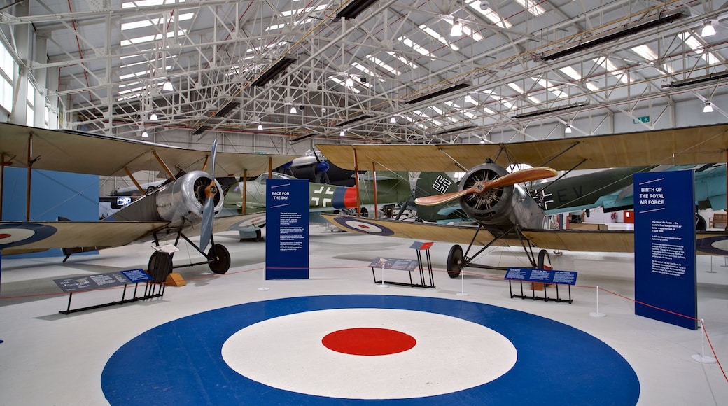 Cosford Royal Air Force Museum mostrando aereo, vista interna e oggetti d\'epoca