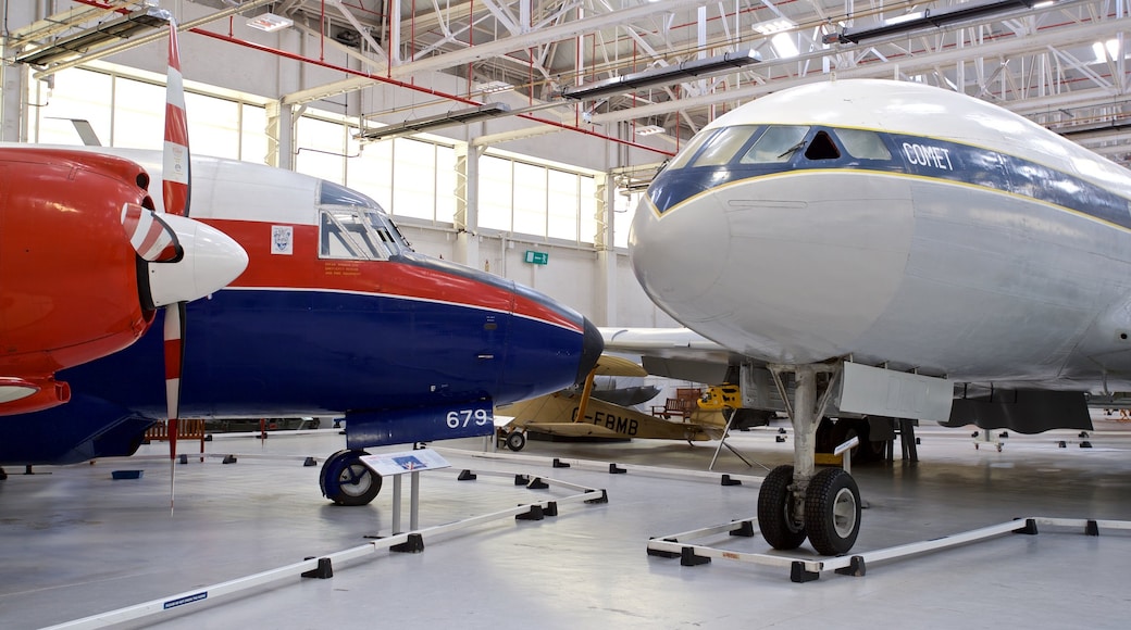 Cosford Royal Air Force Museum presenterar interiörer och flygplan