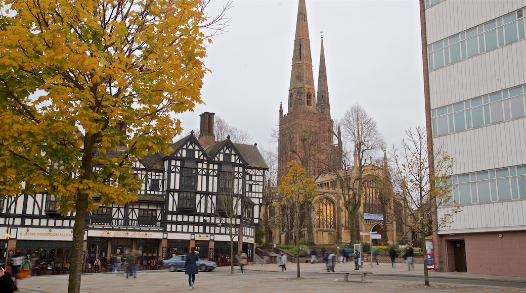 Coventry que incluye arquitectura patrimonial y una iglesia o catedral