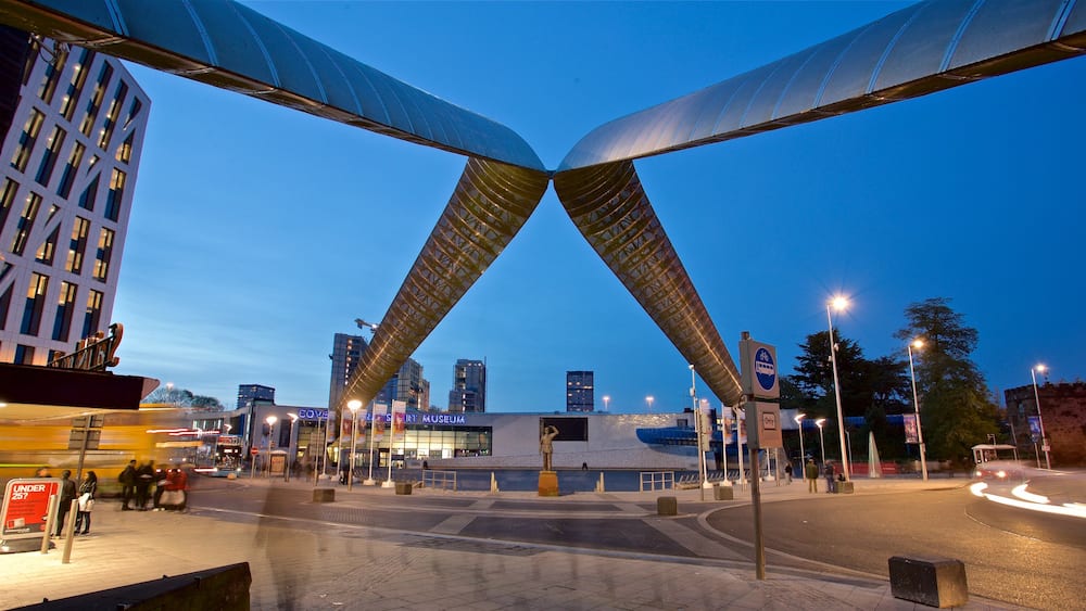Coventry mit einem bei Nacht und Outdoor-Kunst