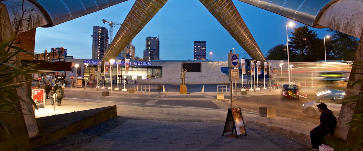 Coventry showing outdoor art and night scenes