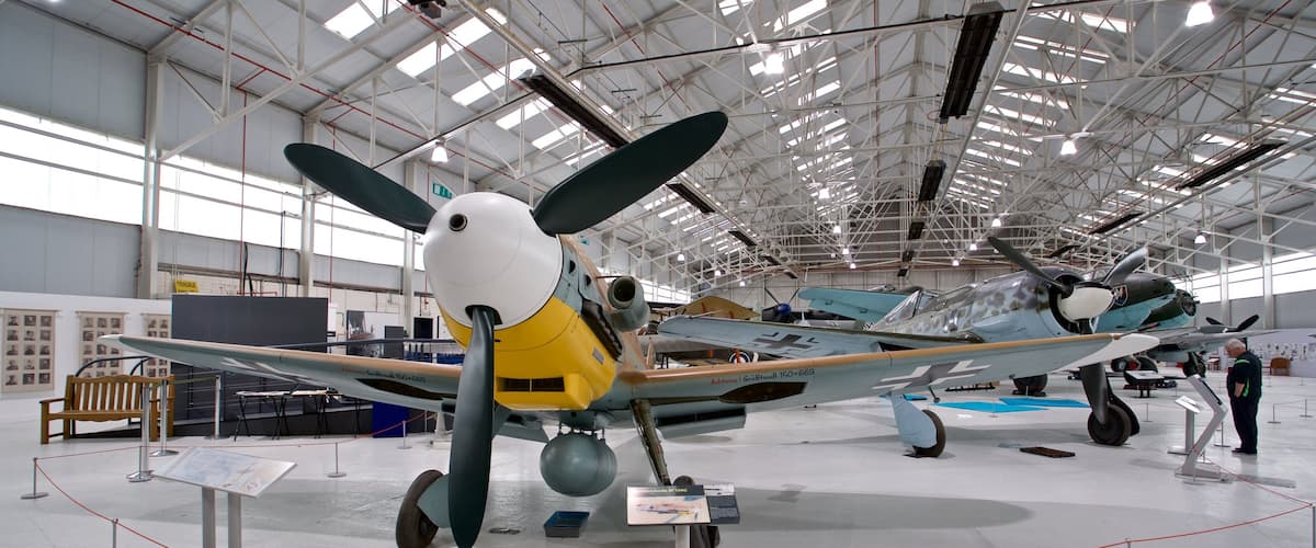 Cosford Royal Air Force Museum ofreciendo aviación y vistas de interior