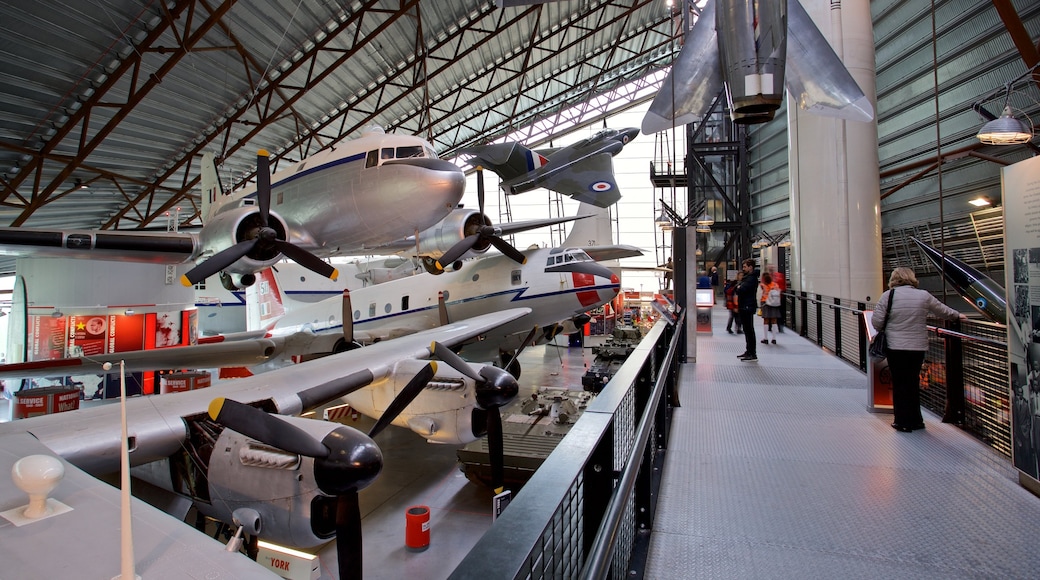 Cosford Royal Air Force Museum ofreciendo aviación y vistas de interior