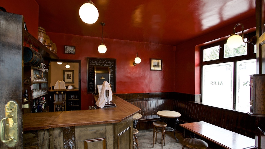 Blists Hill che include vista interna e bar