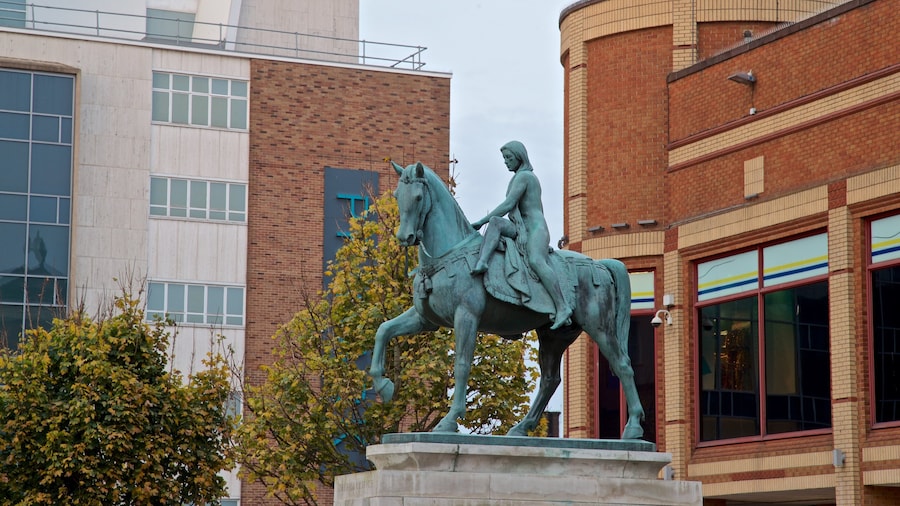 EstĂĄtua de Lady Godiva caracterizando uma estĂĄtua ou escultura