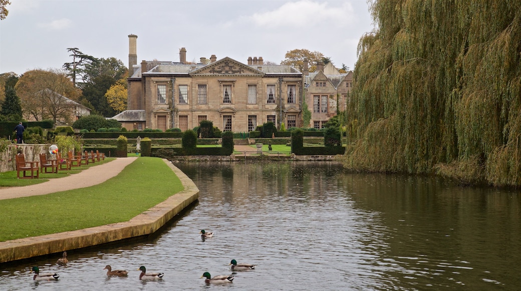 Coombe Abbey Country Park som viser historiske bygningsværker, en dam og et hus