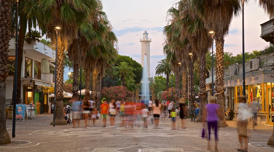 San Benedetto del Tronto caratteristiche di fontana cosi come un piccolo gruppo di persone