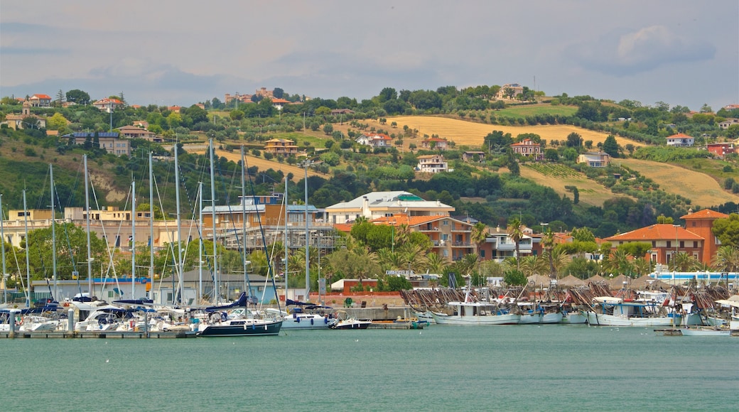 Hafen von Giulianova welches beinhaltet Küstenort und Bucht oder Hafen