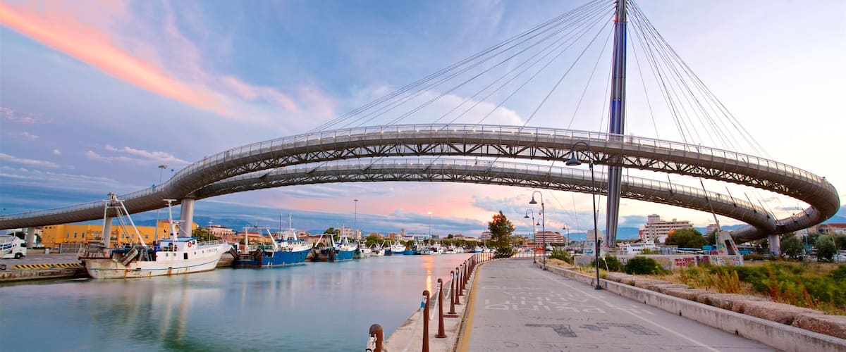 Ponte del Mare toont een zonsondergang, een brug en een rivier of beek