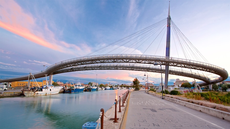 Ponte del Mare caracterizando um pĂŽr do sol, um rio ou cĂłrrego e uma ponte