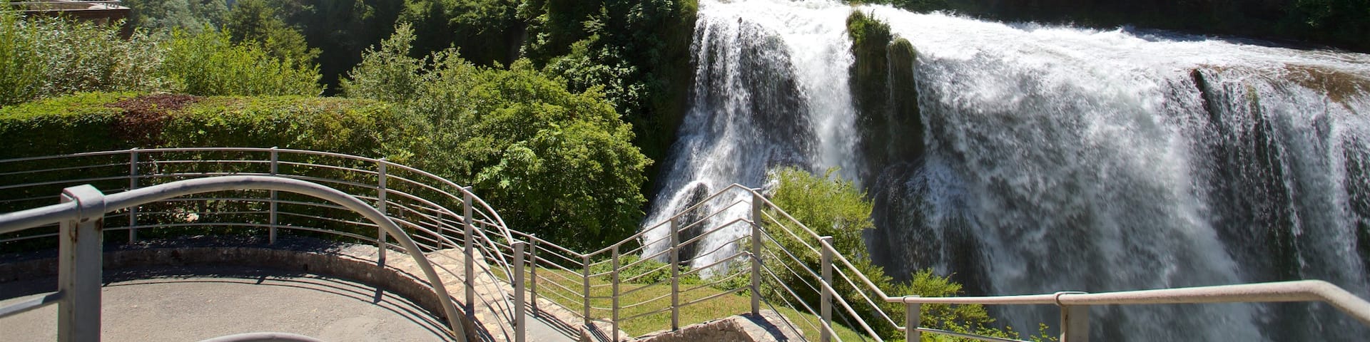 Cascata delle Marmore mit einem Wasserfall