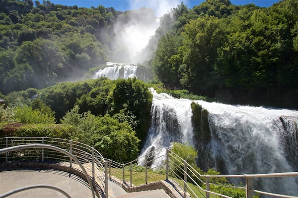 Chute d\'eau Cascata delle Marmore mettant en vedette chute d\'eau
