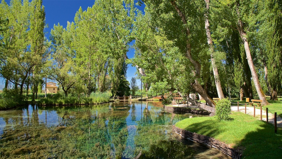 Le Fonti del Clitunno bevat een rivier of beek en een tuin