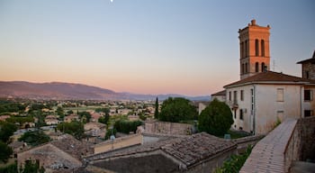 Spello che include città, vista del paesaggio e oggetti d\'epoca