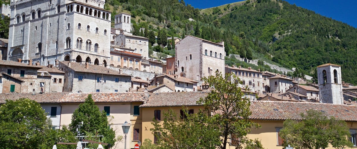 Gubbio caracterizando uma cidade pequena ou vila e arquitetura de patrimônio